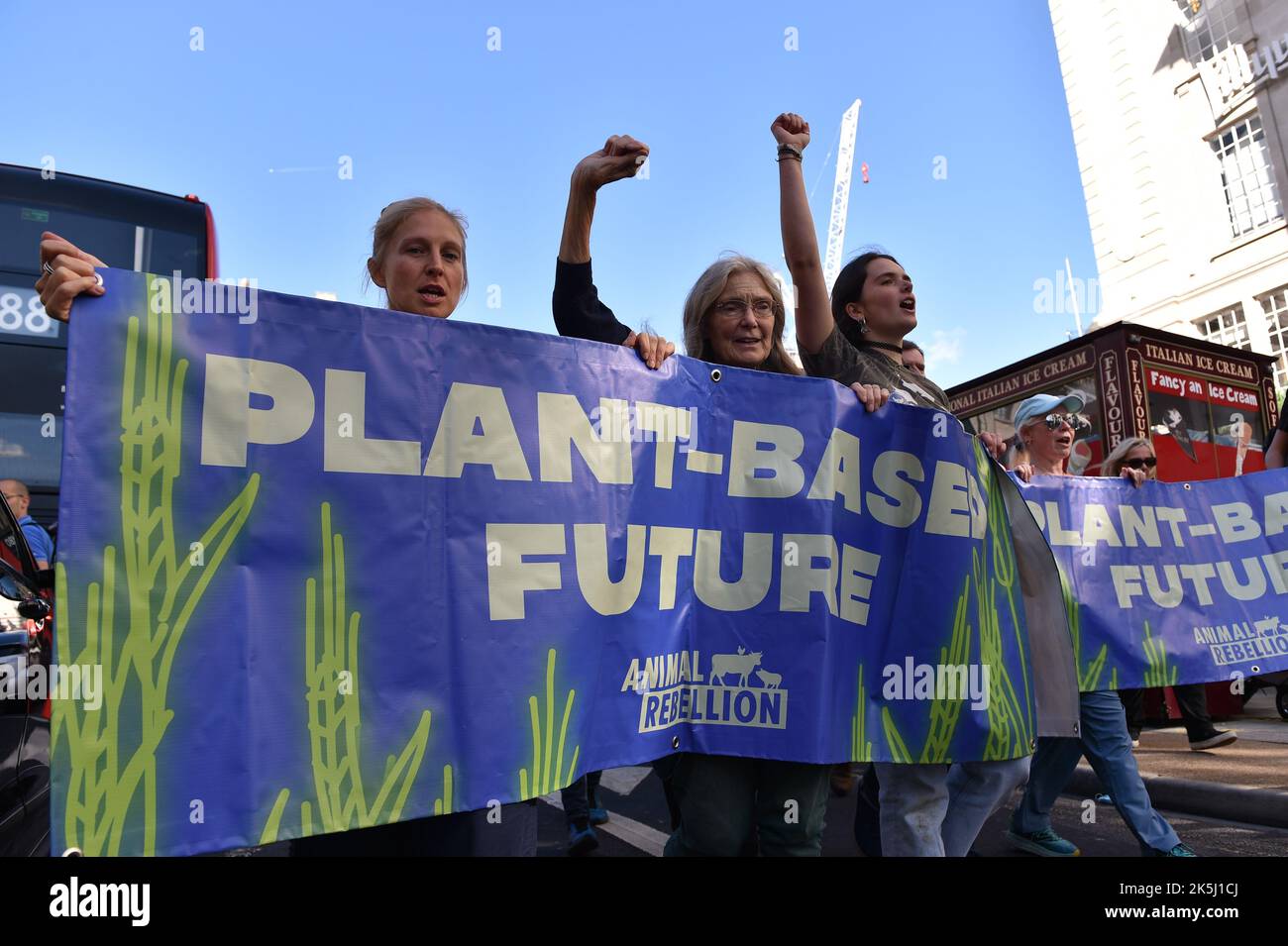 Londra, Inghilterra, Regno Unito. 8th Ott 2022. La ribellione animale si è unita agli ambientalisti di Just Stop Oil, i vegani e gli attivisti per i diritti degli animali sono scesi nelle strade del centro di Londra chiedendo un futuro basato sugli impianti. (Credit Image: © Thomas Krych/ZUMA Press Wire) Foto Stock