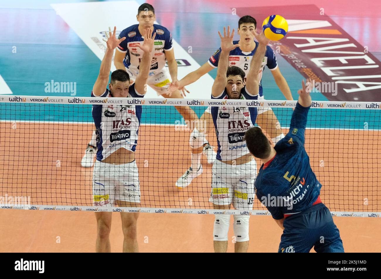 Verona, Italia. 08th Ott 2022. Block by Daniele Lavia - ITAS Trentino durante il WithU Verona vs ITAS Trentino, Volley Serie Italiana A Men Superleague Championship a Verona, Ottobre 08 2022 Credit: Independent Photo Agency/Alamy Live News Foto Stock