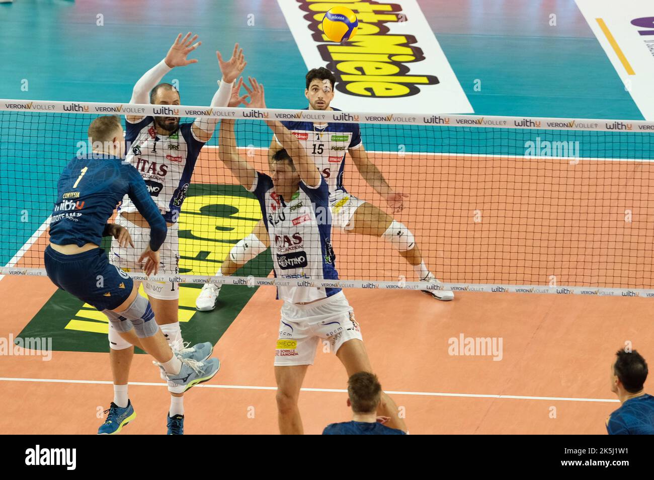 Verona, Italia. 08th Ott 2022. Block by Srecko Lisinac - ITAS Trentino durante WithU Verona vs ITAS Trentino, Volley Serie Italiana A Men Superleague Championship a Verona, 08 2022 ottobre Credit: Independent Photo Agency/Alamy Live News Foto Stock