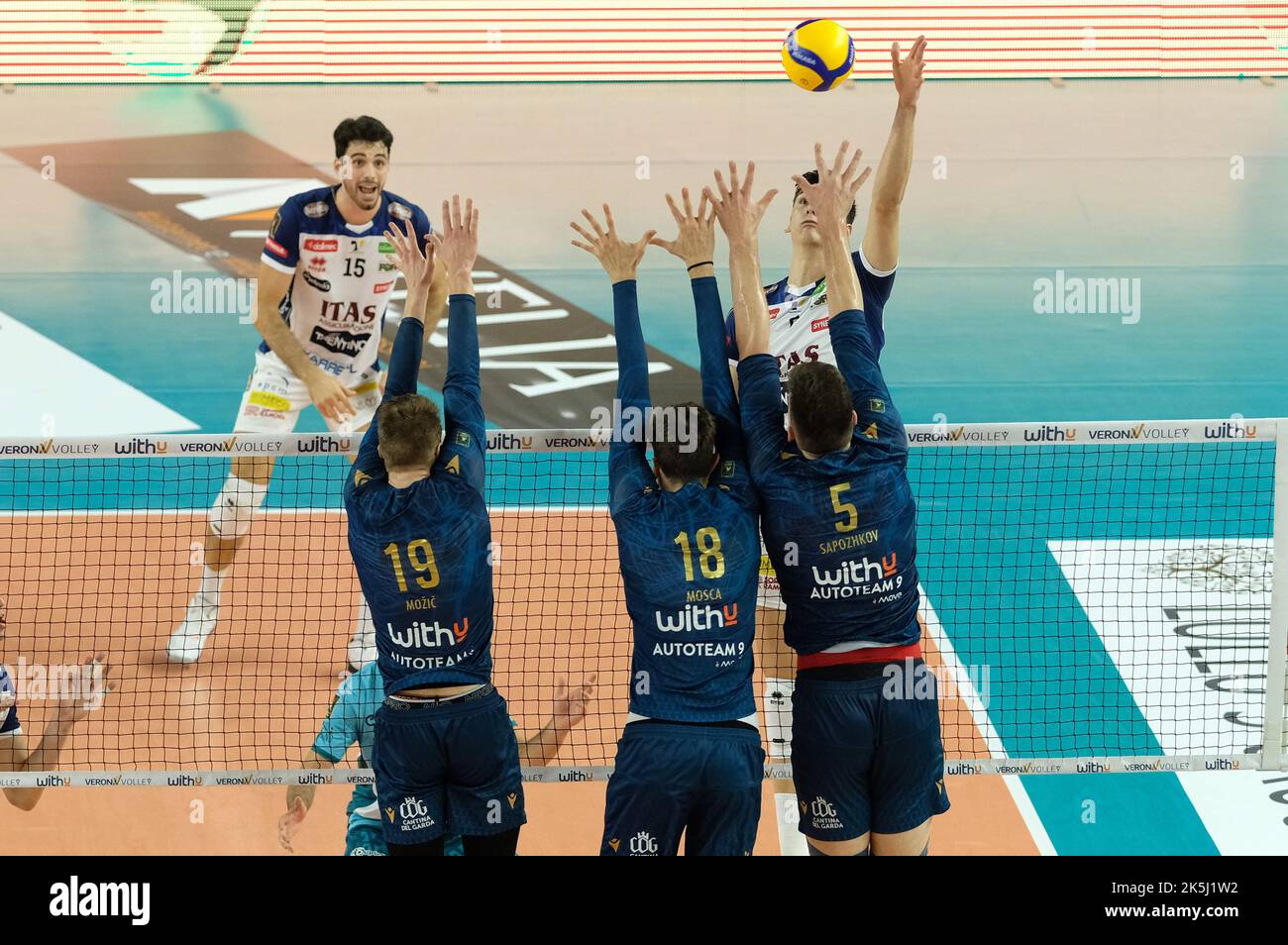 Pala AGSM-AIM, Verona, Italia, 08 ottobre 2022, Attacco di Alessandro Michieletto - ITAS Trentino durante WithU Verona vs ITAS Trentino - Volley Serie a Campionato Men Superleague Foto Stock