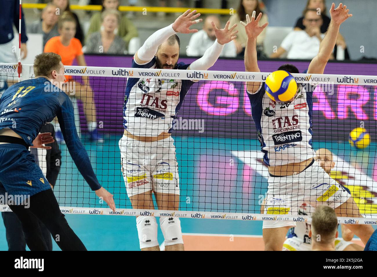 Verona, Italia. 08th Ott 2022. Block by Matey Kaziyski - ITAS Trentino durante WithU Verona vs ITAS Trentino, Volley Serie Italiana A Men Superleague Championship a Verona, 08 2022 ottobre Credit: Independent Photo Agency/Alamy Live News Foto Stock