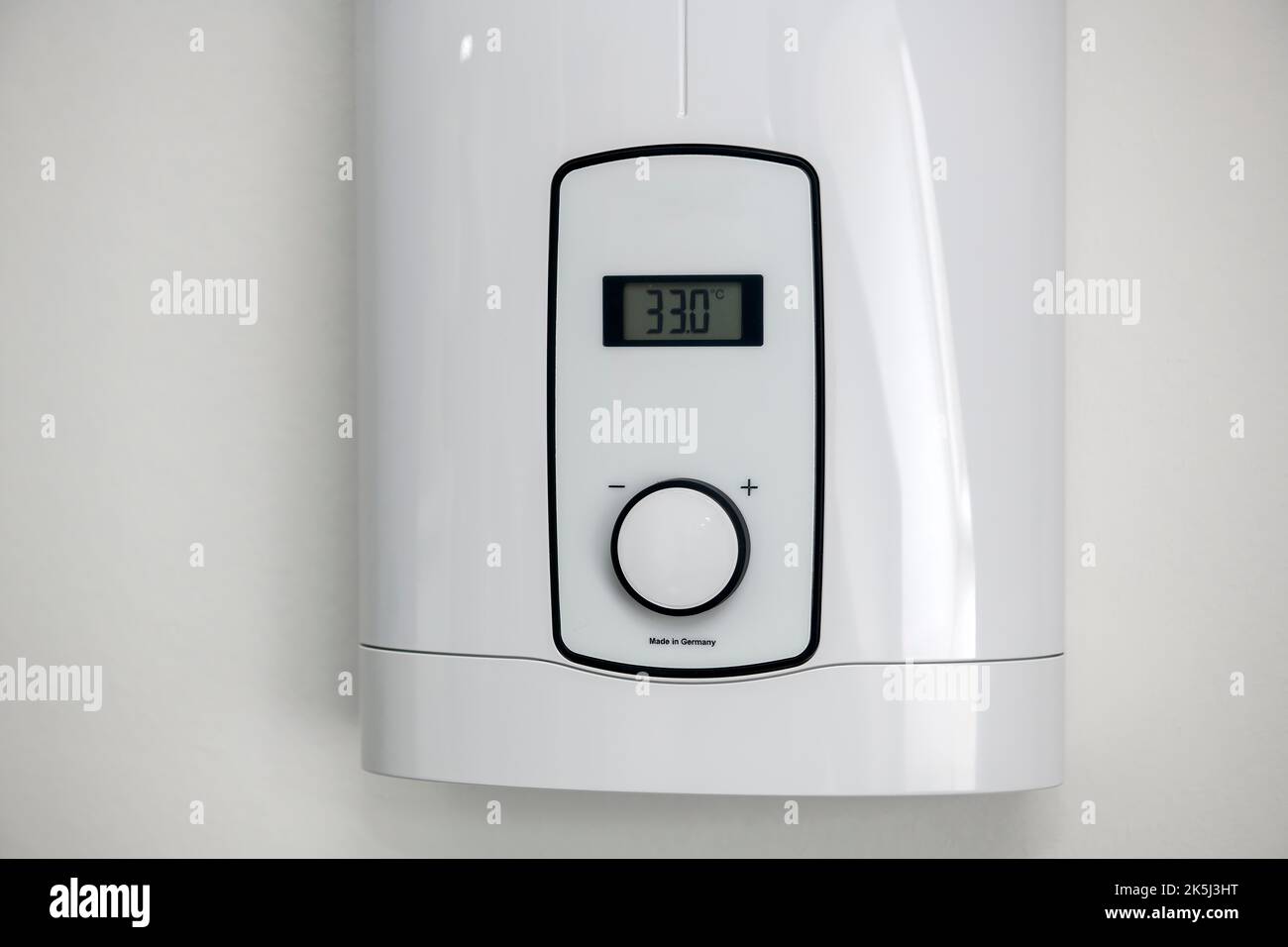 Scaldabagno istantaneo per acqua calda doccia per la doccia il bidet lavabo è impostato a basso livello energetico 33 gradi Celsius per risparmiare energia Foto Stock Scaldabagno istantaneo per acqua calda doccia per la doccia il bidet lavabo è impostato a basso livello energetico 33 gradi Celsius per risparmiare energia Foto Stock