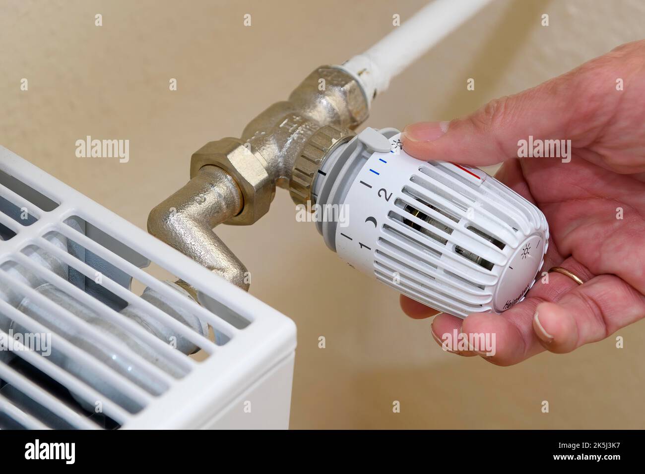 Il termostato del riscaldatore è impostato alla fine della scala blu sul livello di uscita del calore 3, impostazione del termostato del riscaldatore per la temperatura ambiente media, Germania Foto Stock