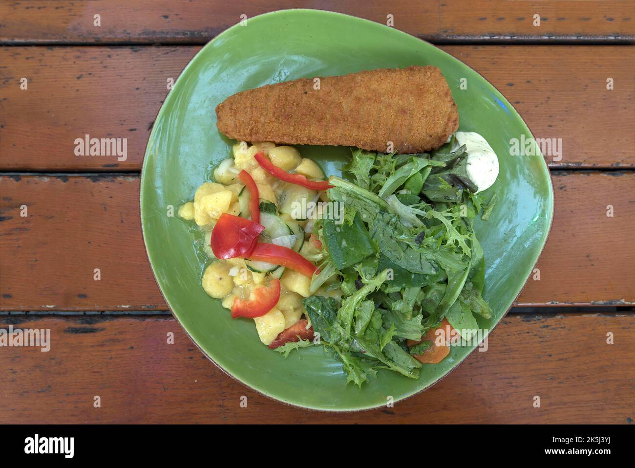Filetto di pesce con insalata di patate servito in una birreria all'aperto, Baviera, Deutschalmd Foto Stock