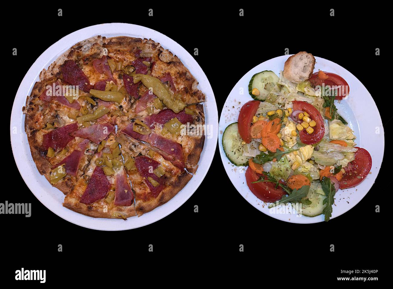 Pizza salame, peperoni e insalata mista, Baviera, Germania Foto Stock