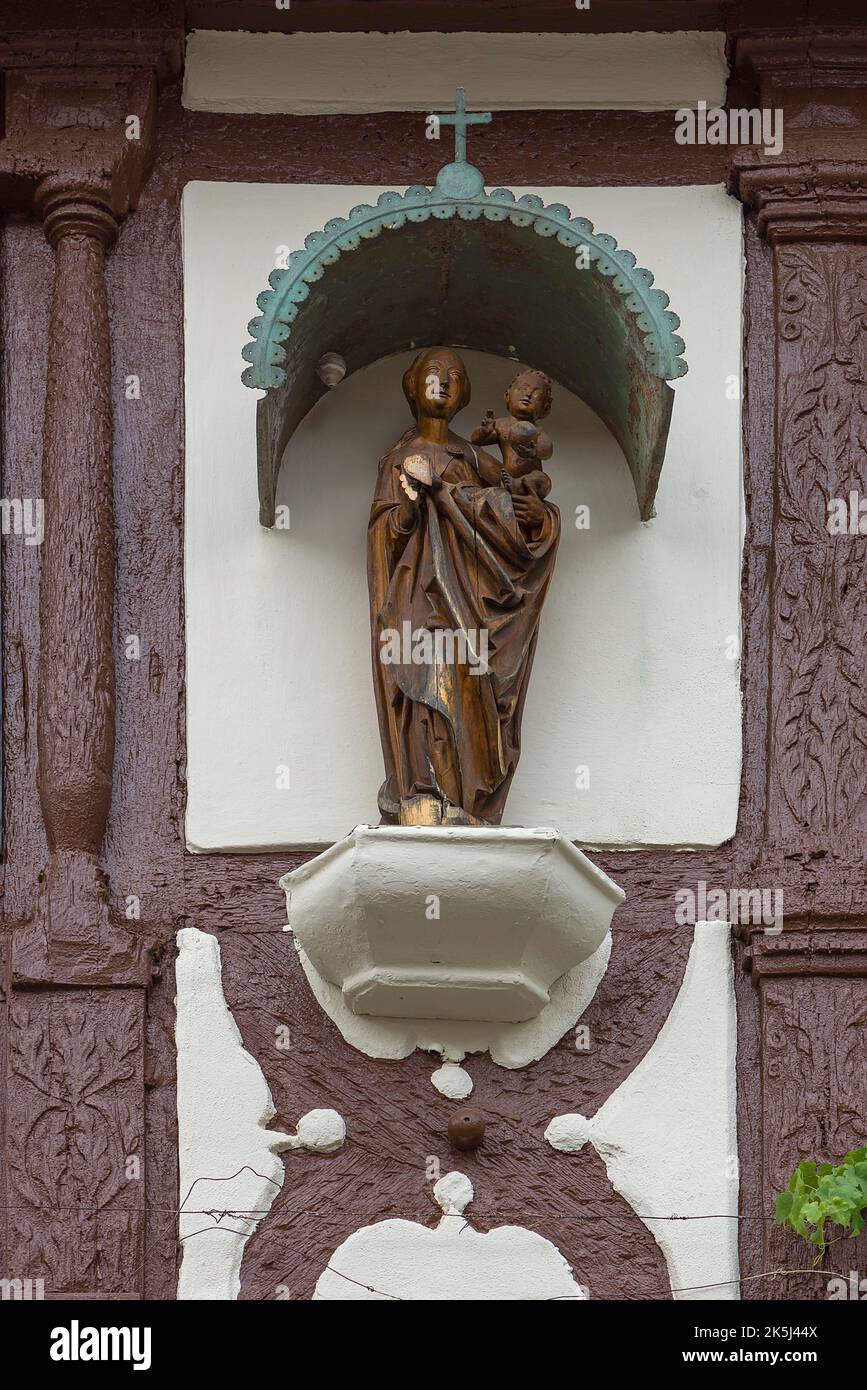 Figura scolpita in legno di un santo in una casa storica, Zeil am Main, bassa Franconia, Baviera, Germania Foto Stock