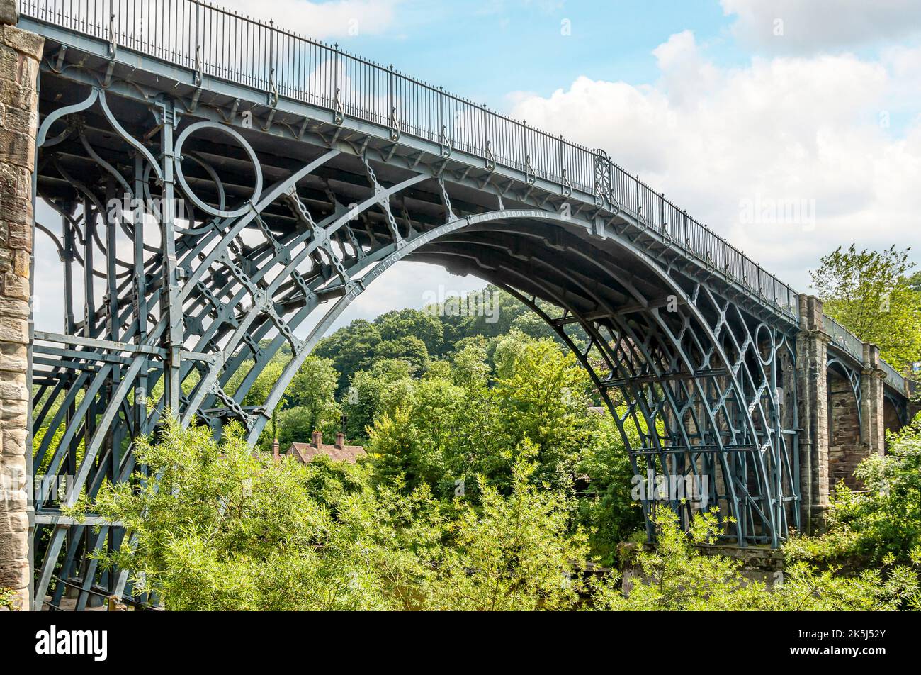 Il ponte di ferro attraverso il fiume Severn presso il villaggio di Ironbridge, Shropshire, Inghilterra Foto Stock