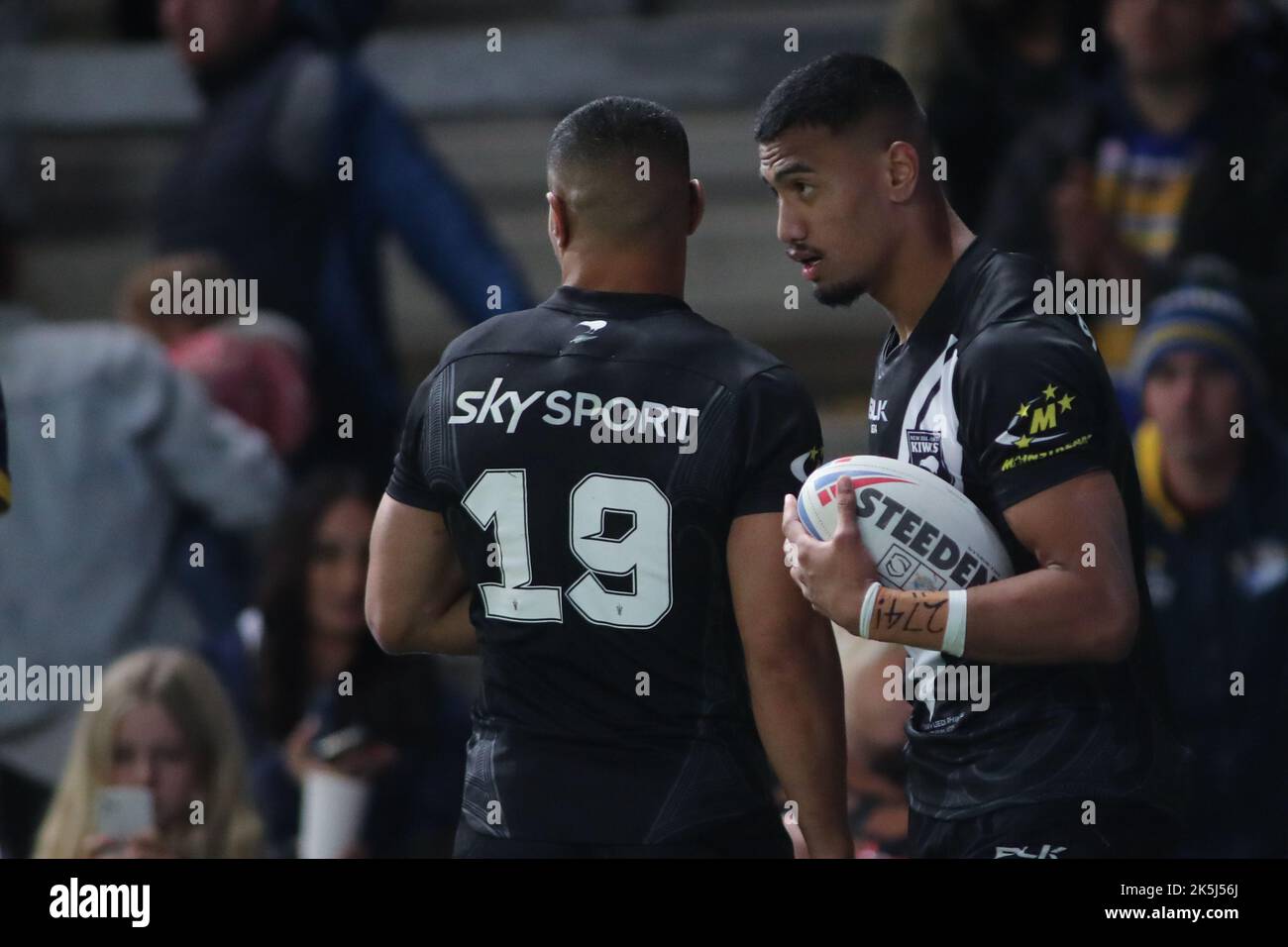 Leeds, Regno Unito. 08th Ott 2022. Headingley Stadium, Leeds, West Yorkshire, 8th ottobre 2022. Leeds Rhinos / New Zealand Rugby League nel Bartercard International Challenge Ronaldo Mulitalo (R) della New Zealand Rugby League celebra la prova contro Leeds Rhinos con il compagno di squadra Willie Isa. Credit: Touchlinepics/Alamy Live News Foto Stock