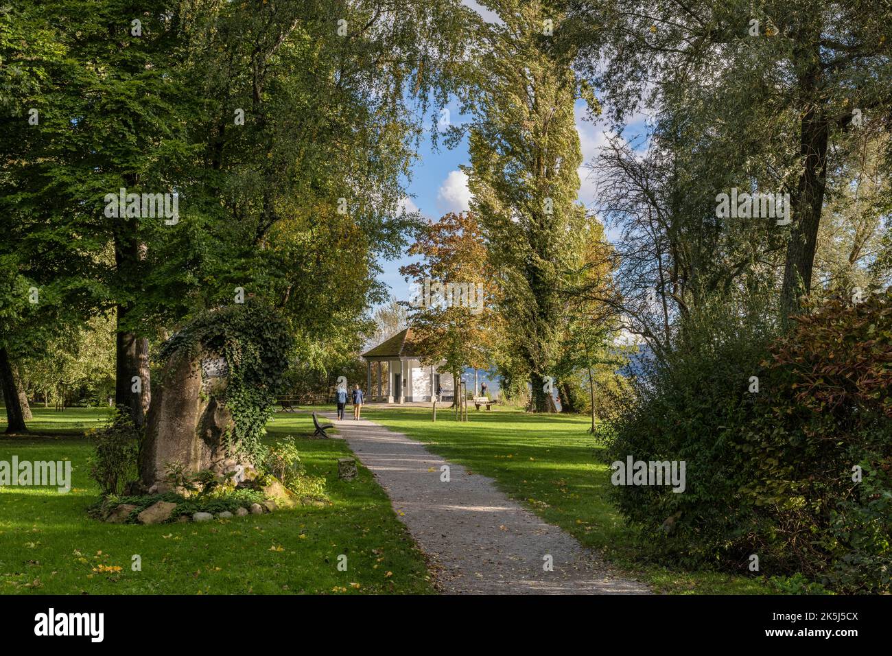 Sentiero attraverso Mettnaupark con pietra commemorativa del poeta Joseph Victor von Scheffel e l'Urkundenhaeuschen, Radolfzell am Lake Costanza Foto Stock