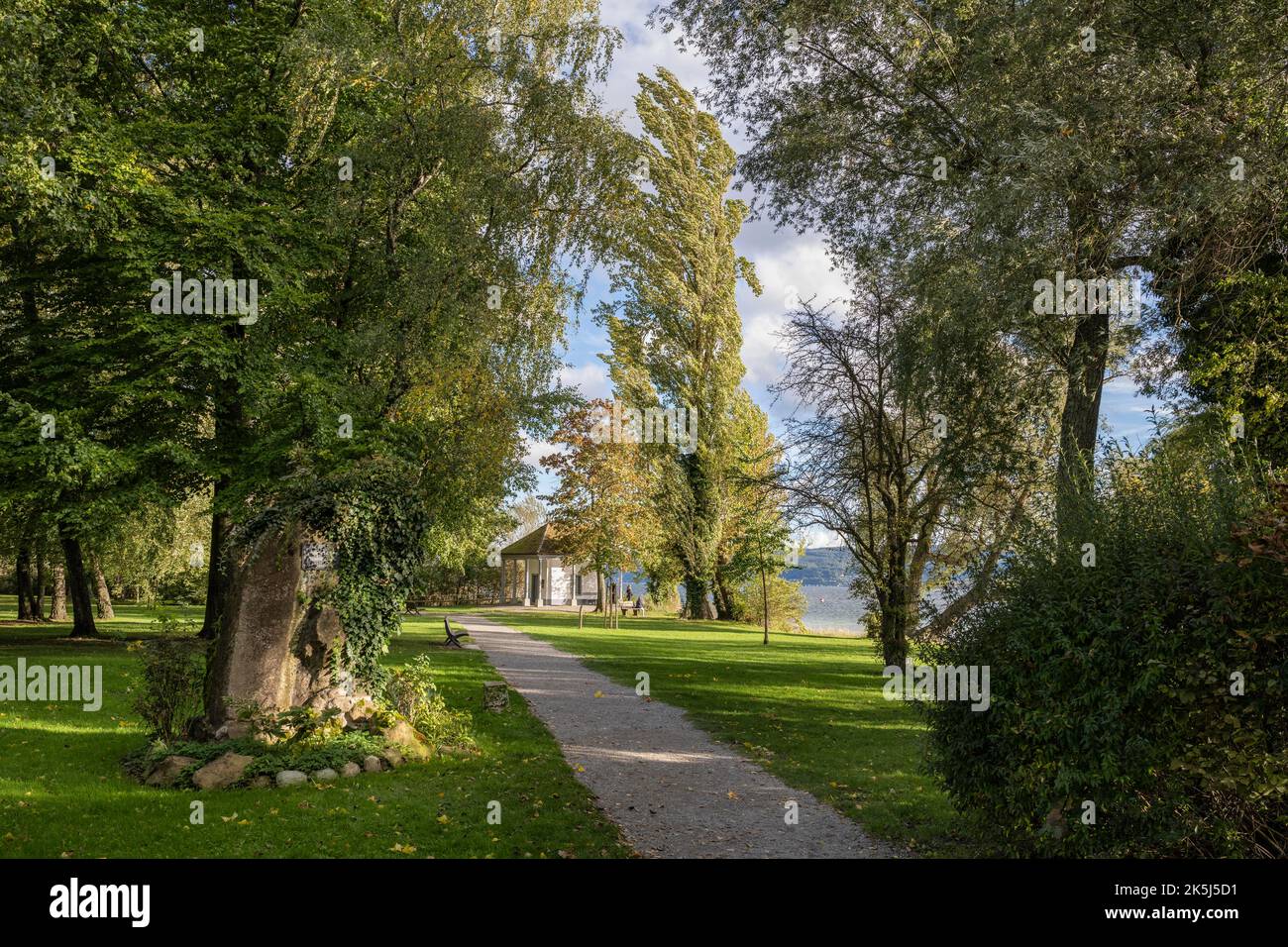 Sentiero attraverso Mettnaupark con pietra commemorativa del poeta Joseph Victor von Scheffel e l'Urkundenhaeuschen, Radolfzell am Lake Costanza Foto Stock
