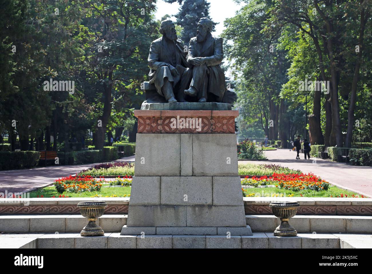 Karl Marx (1818-1883) e Friedrich Engels (1820-1895) Monumento, Dobovy Park, Abdumomunov Street, Bishkek, Bishkek City Region, Kirghizistan, Asia centrale Foto Stock