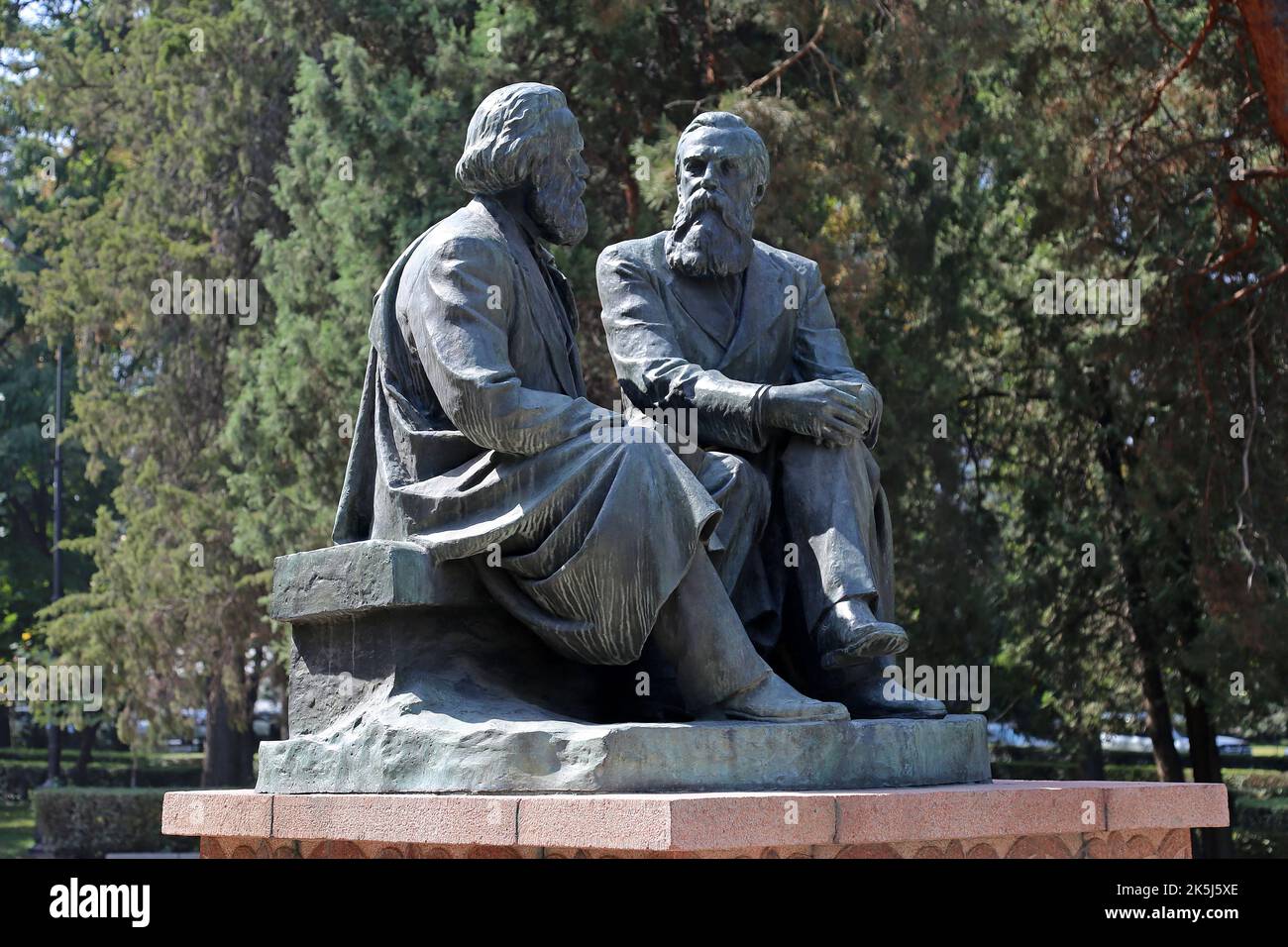 Karl Marx (1818-1883) e Friedrich Engels (1820-1895) Monumento, Dobovy Park, Abdumomunov Street, Bishkek, Bishkek City Region, Kirghizistan, Asia centrale Foto Stock
