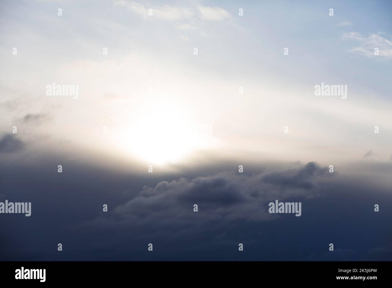 Sun esce da una parete di nube spessa, Germania Foto Stock