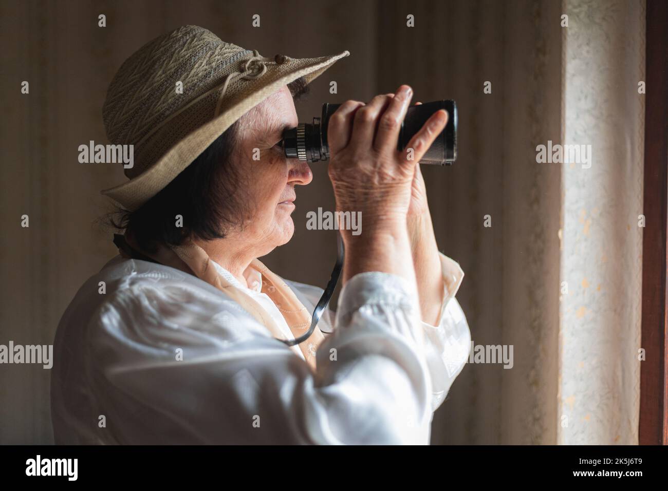 La Donna Anziana Cieca Ascolta Il Tempo Sul Suo Orologio Parlante  Fotografia Stock - Immagine di alterato, capelli: 148285440