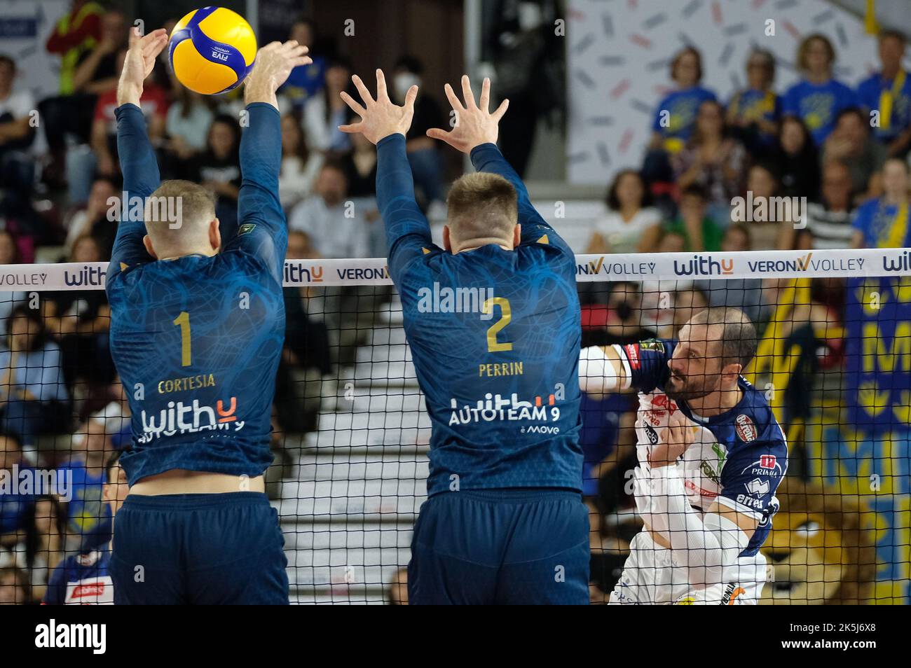 Verona, Italia. 08th Ott 2022. Attacco di Matey Kaziyski - ITAS Trentino durante WithU Verona vs ITAS Trentino, Volley Serie Italiana A Men Superleague Championship a Verona, 08 2022 ottobre Credit: Independent Photo Agency/Alamy Live News Foto Stock