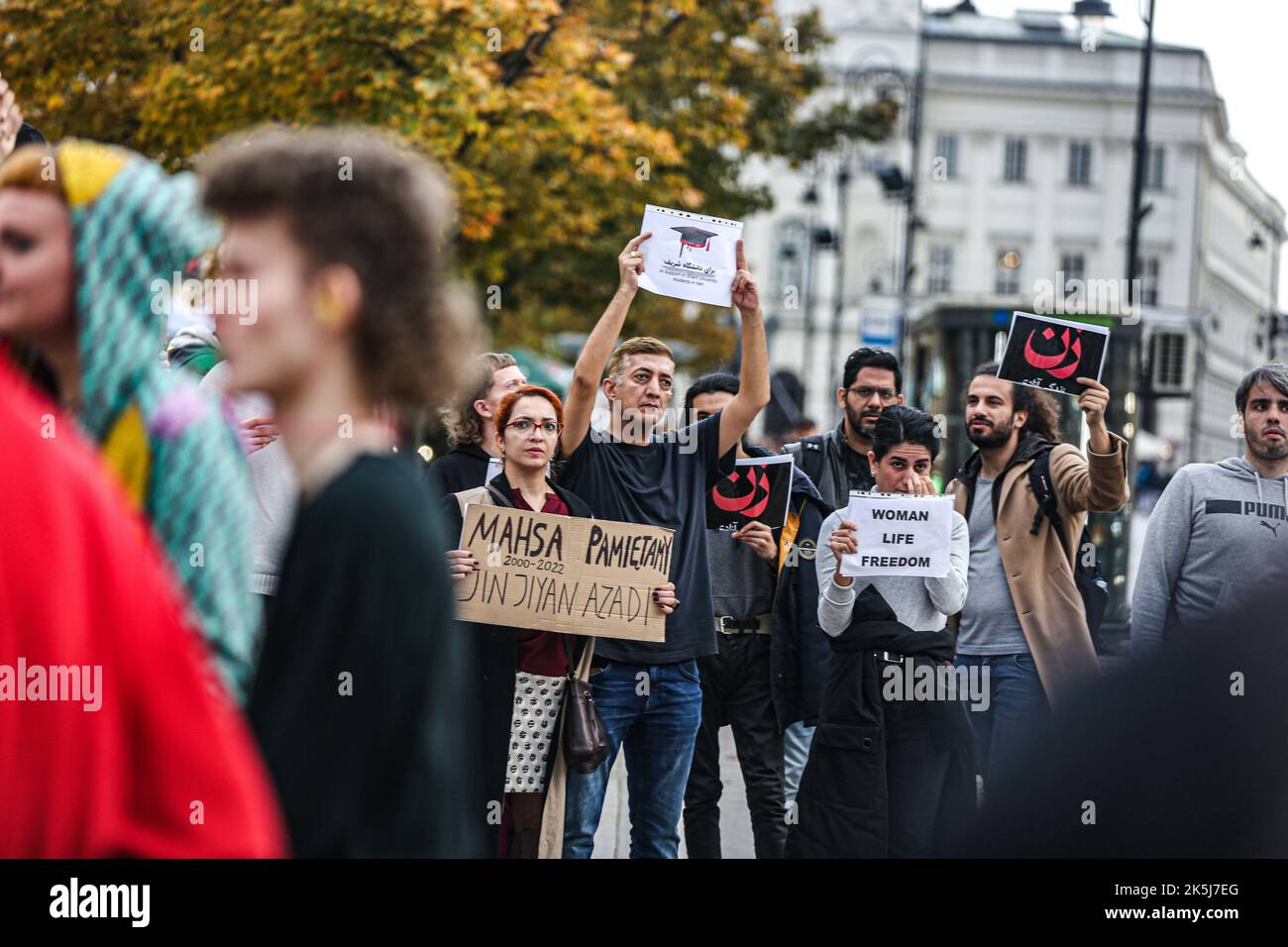 Varsavia, Polonia, USA. 8th Ott 2022. Studenti, locali, immigrati, cittadini naturalizzati iraniani/polacchi a Varsavia si sono riuniti per protestare contro l'Iran e i disordini più ampi scatenati dalla morte di Mahsa Amini, una donna curda di 22 anni che è caduta in coma dopo essere stata detenuta dalla polizia della moralità il 13 settembre a Teheran. Secondo quanto riferito, ha violato la legge che impone alle donne di coprire i capelli con un hijab, tradizionalmente noto come un velo. È morta in ospedale per lesioni tre giorni dopo. (Credit Image: © Bianca Otero/ZUMA Press Wire) Foto Stock