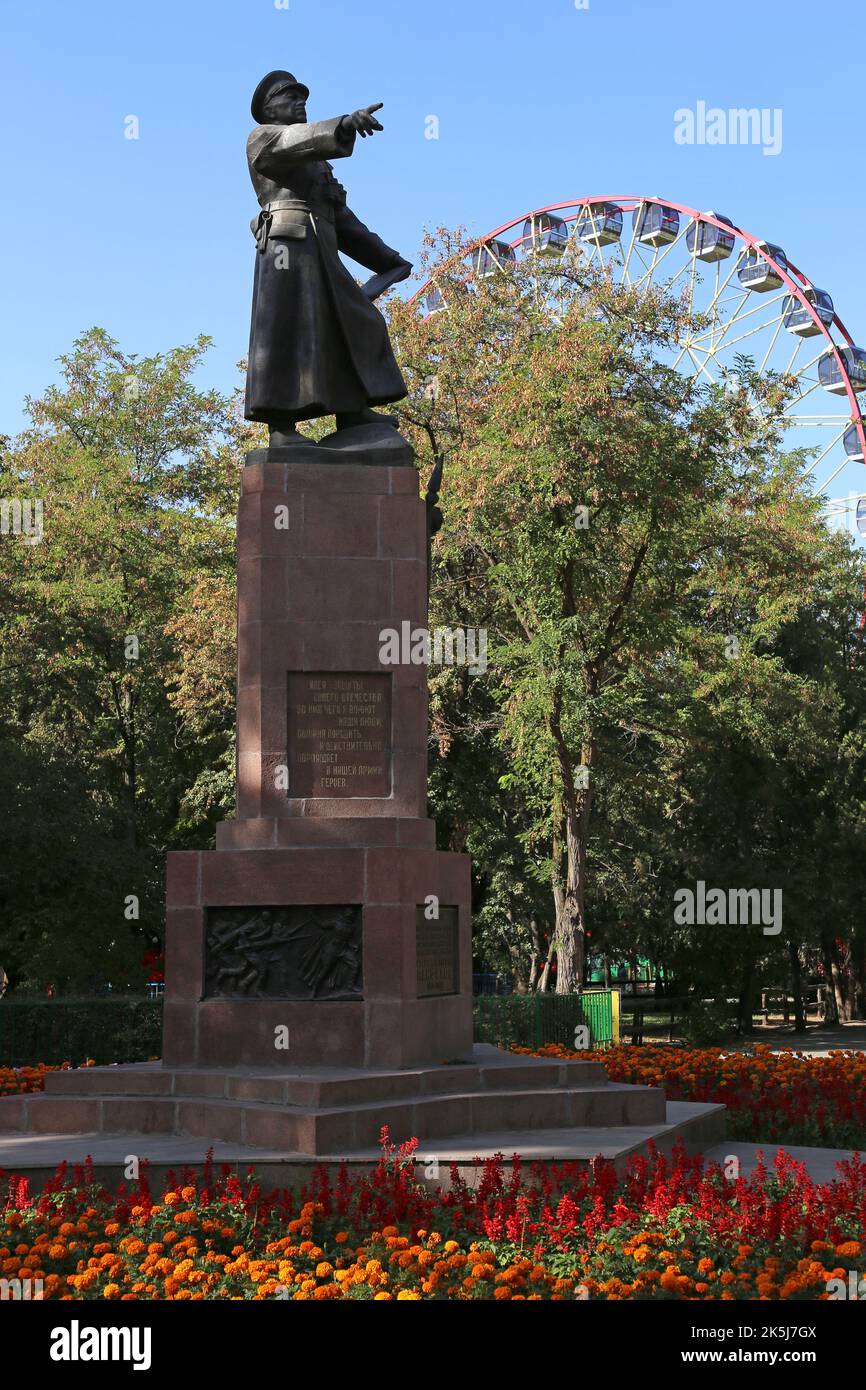 Statua di Ivan Panfilov (1893-1941), Parco Panfilov, Bishkek, Regione della città di Bishkek, Kirghizistan, Asia centrale Foto Stock