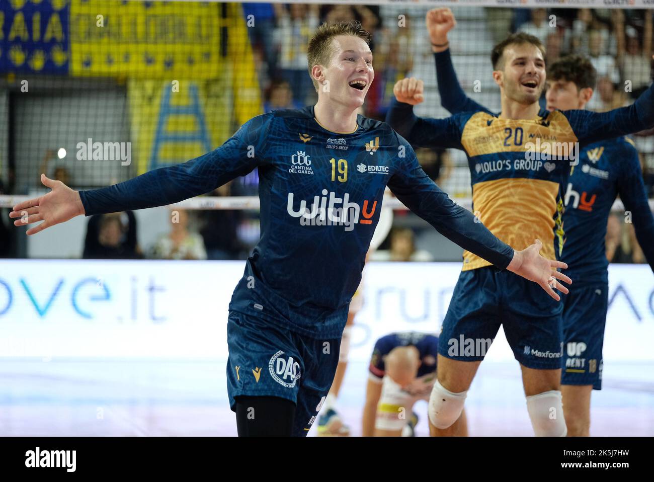 Verona, Italia. 08th Ott 2022. Esultazione di Rok Mozic - WithU Verona durante WithU Verona vs ITAS Trentino, Volley Serie Italiana A Men Superleague Championship a Verona, Italia, Ottobre 08 2022 Credit: Independent Photo Agency/Alamy Live News Foto Stock