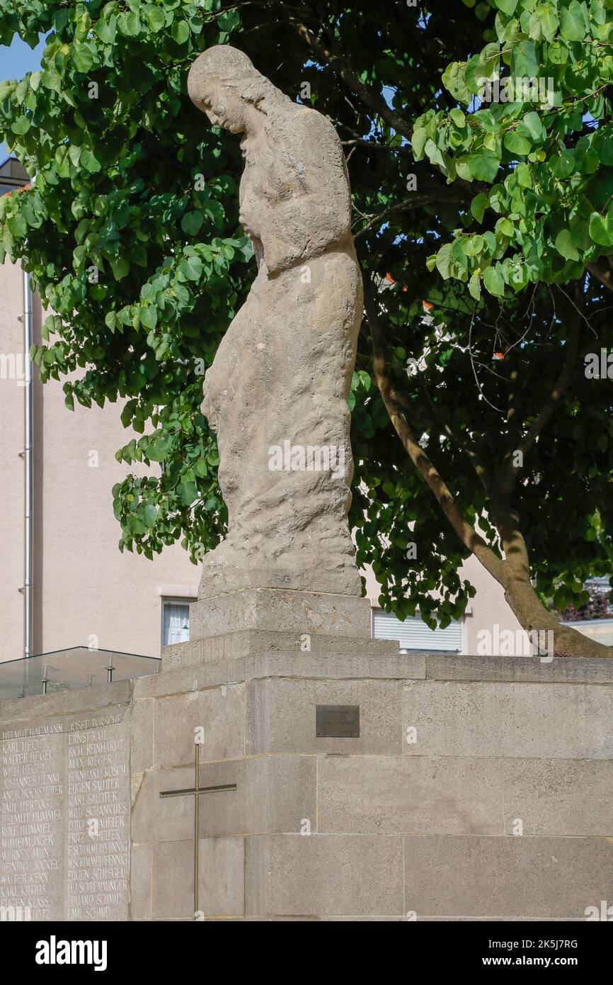 Scultura, scultura Die Trauernde di Fritz von Graevent, pittore e scultore, arte nello spazio pubblico, vicino al protestante Andreaskirche, Eningen unter Foto Stock