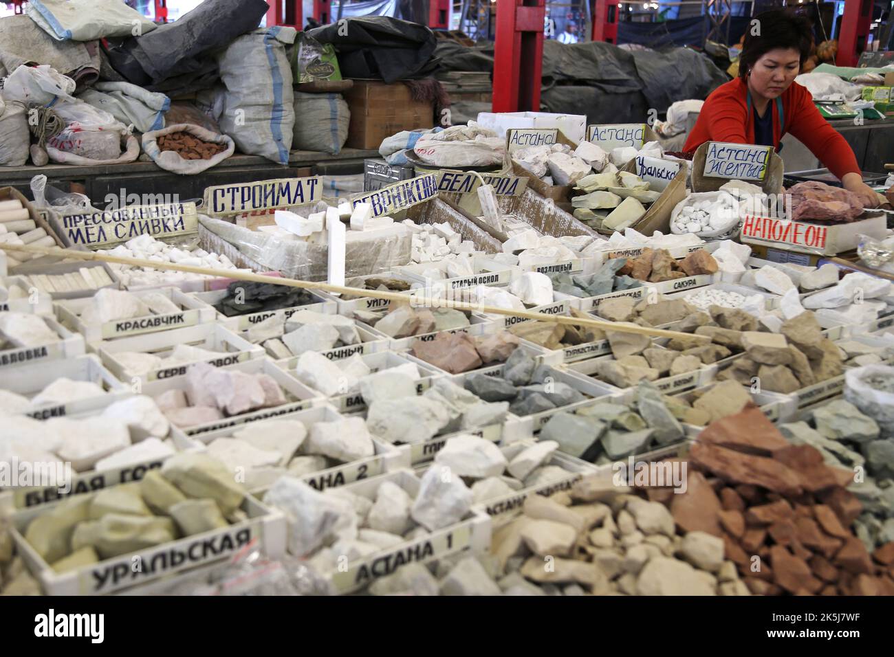 Stalla dei pezzi di calcio, Bazaar OSH, Prospect Chui, Bishkek, Regione della città di Bishkek, Kirghizistan, Asia centrale Foto Stock