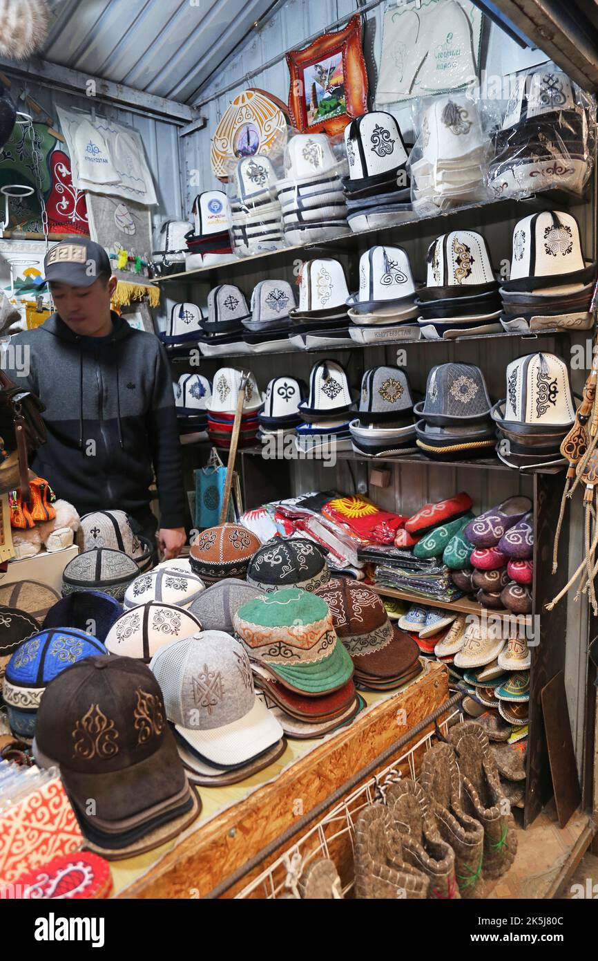 Hat stall, OSH Bazaar, Chui Prospect, Bishkek, Bishkek City Region, Kirghizistan, Asia centrale Foto Stock