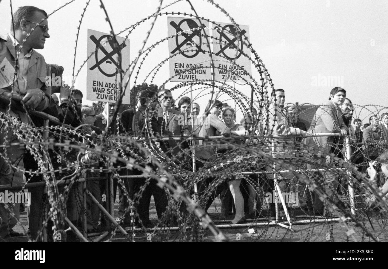 Durante la campagna elettorale del Partito democratico Nazionale di destra della Germania (NPD), qui ad Essen nel 1969, giovani, studenti e alunni Foto Stock