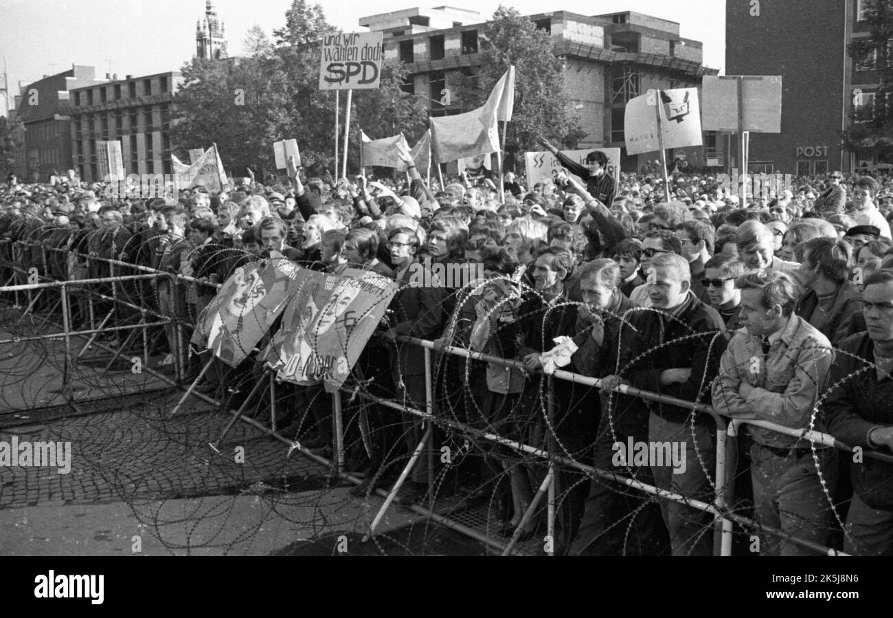 Durante la campagna elettorale del Partito democratico Nazionale di destra della Germania (NPD), qui ad Essen nel 1969, giovani, studenti e alunni Foto Stock