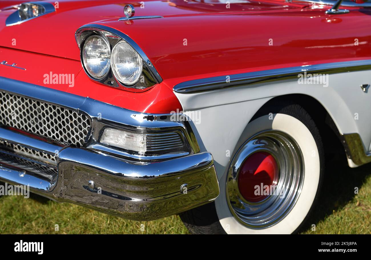 Ford Fairlane 500, Skyliner, 1958, con pneumatici bianchi, in occasione di un classico appuntamento automobilistico a Buesum, Germania Foto Stock