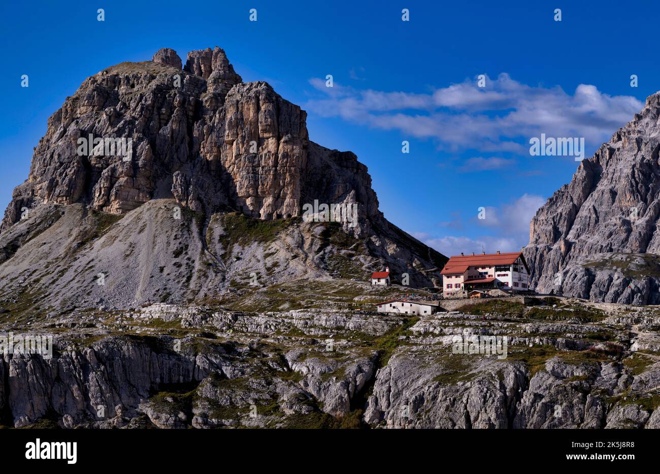 Vista sul rifugio Dreizinnen, Alto Adige, Trentino, Dolomiti di Sesto, Italia Foto Stock