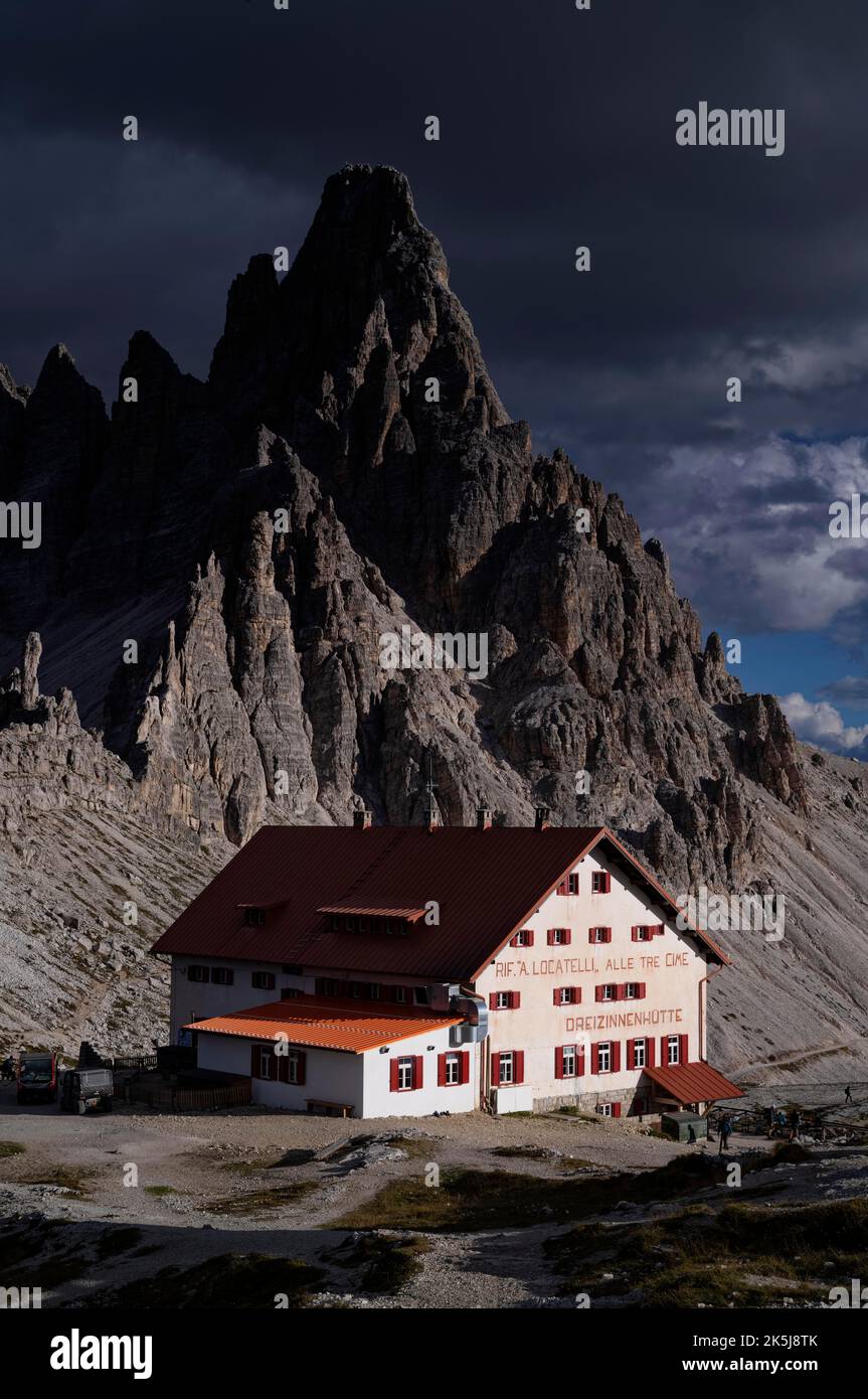 Atmosfera burrascosa, vista sulle Dolomiti di Sesto, sulle Dreizinnenhuette, Paternkofel, Alto Adige, Trentino, Italia Foto Stock