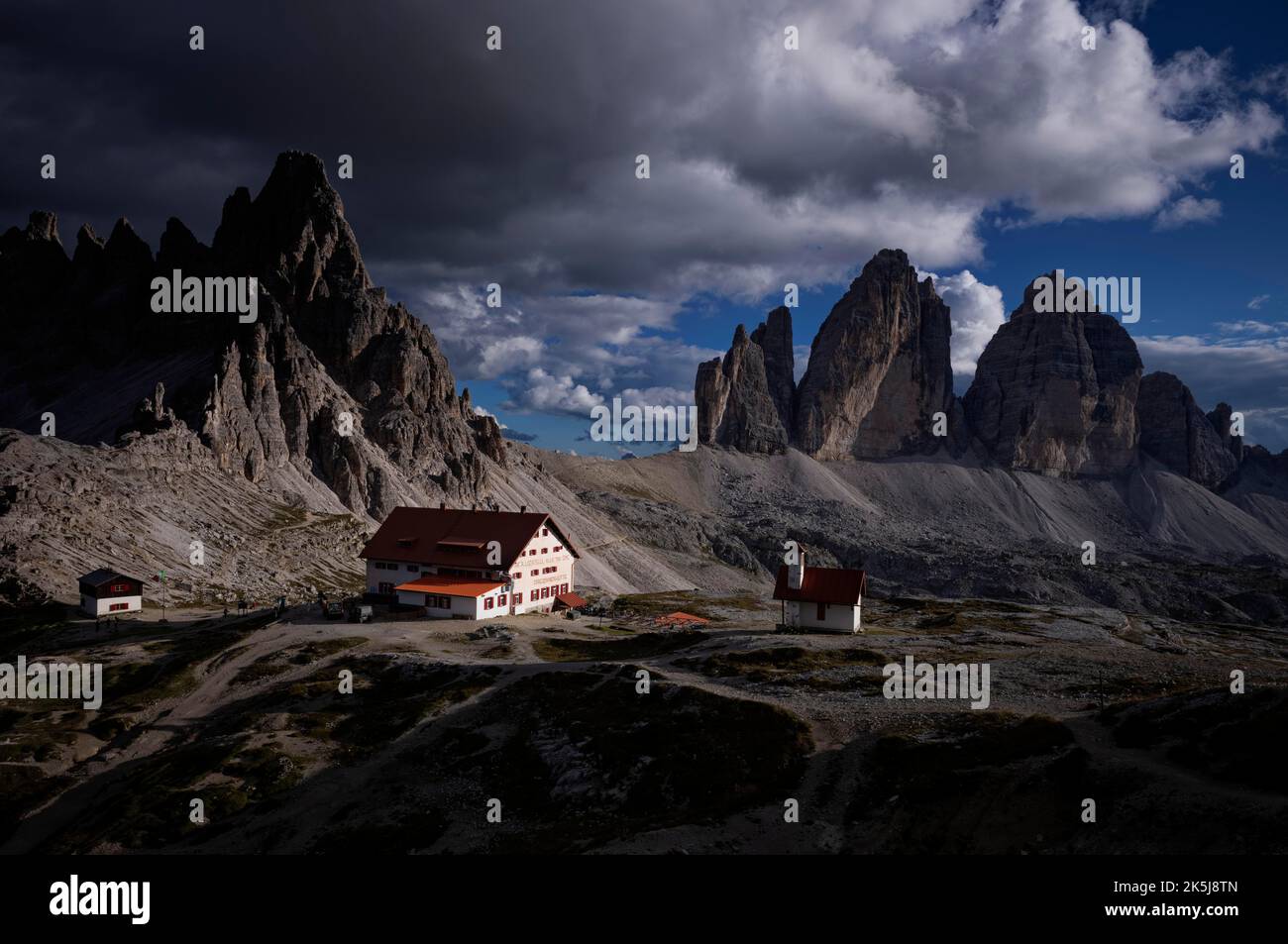 Atmosfera burrascosa, vista del rifugio delle tre Cime, cappella, Paternkofel, tre Cime, Alto Adige, Trentino, Dolomiti di Sesto, Italia Foto Stock