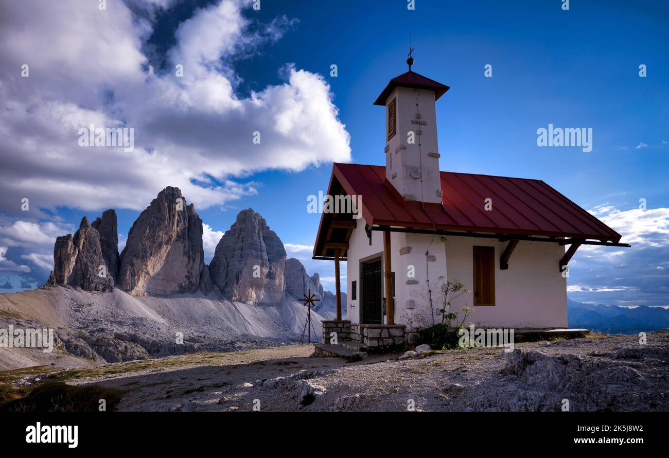 Vista della cappella di Dreizinnenhuette, tre vette, Alto Adige, Trentino, Dolomiti di Sesto, Italia Foto Stock