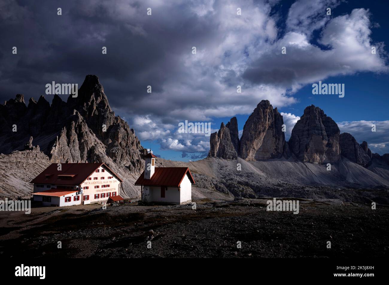 Atmosfera burrascosa, vista del rifugio delle tre Cime, cappella, Paternkofel, tre Cime, Alto Adige, Trentino, Dolomiti di Sesto, Italia Foto Stock