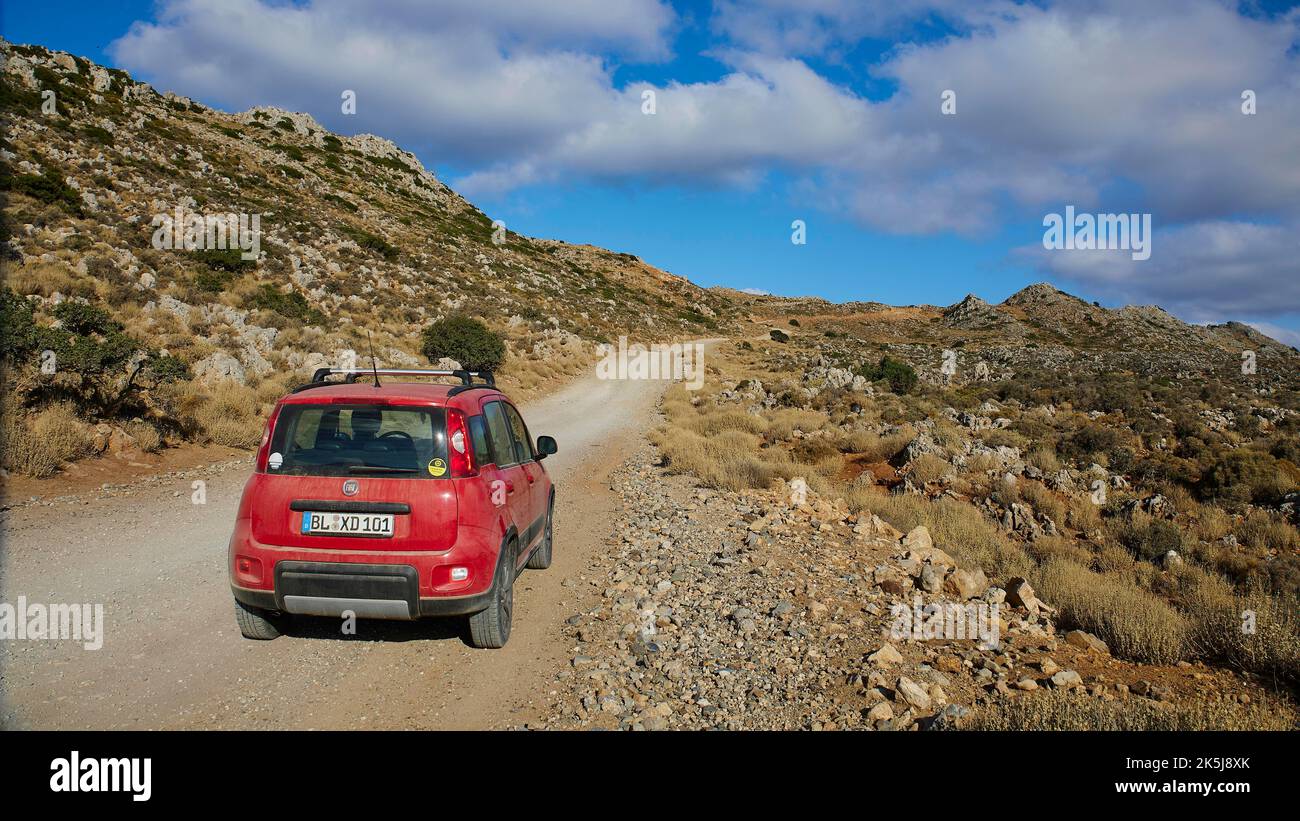 Red Panda 4x4, pista, fuoristrada, fuoristrada, Machia, Rocce, cielo blu con nuvole bianche, penisola Rodopou, Creta occidentale, isola di Creta, Grecia Foto Stock