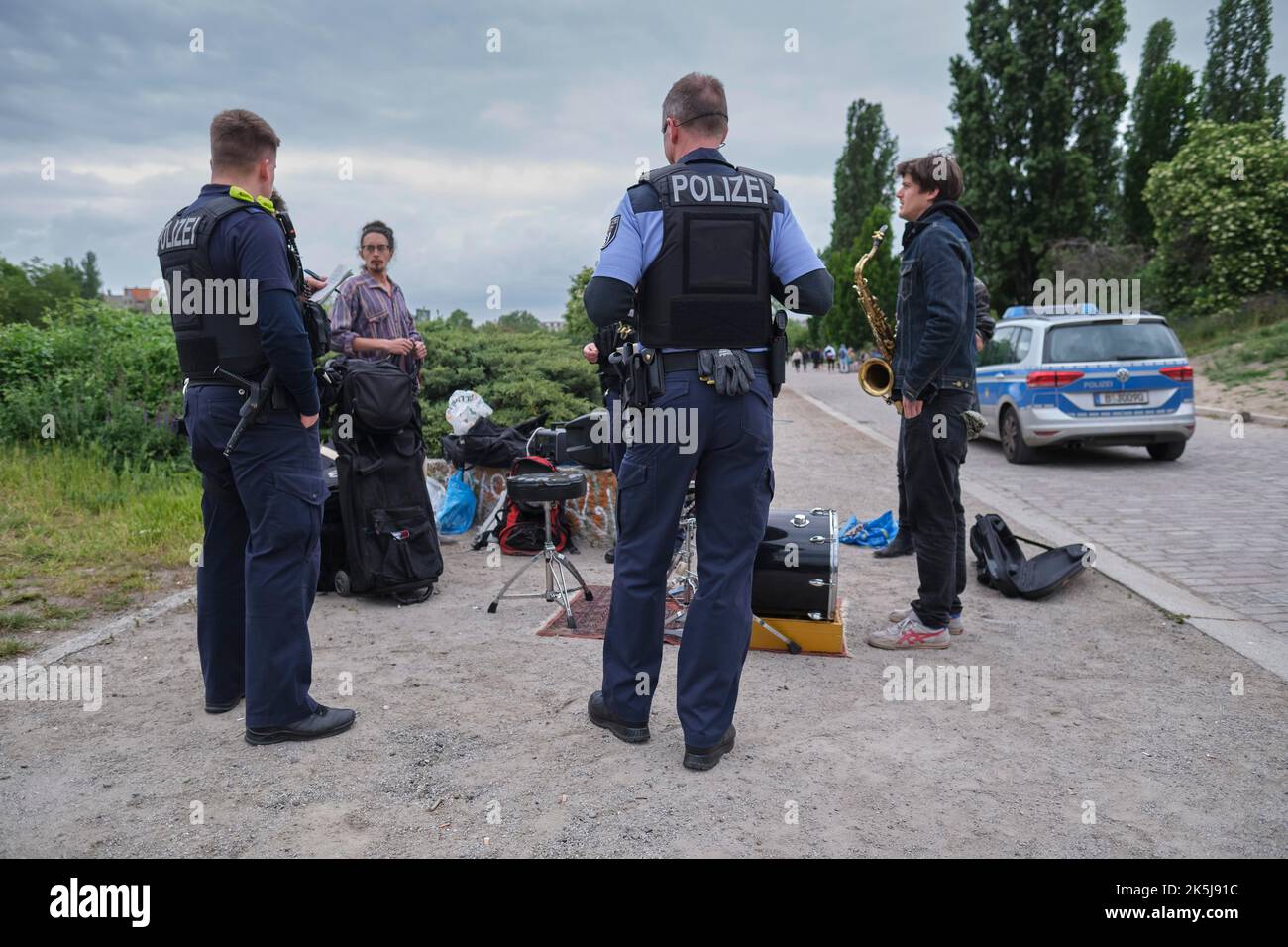 Germania, Berlino, 23. 05. 2020, Mauerpark, la polizia bandire concerto di strada dopo i residenti lamentano Foto Stock