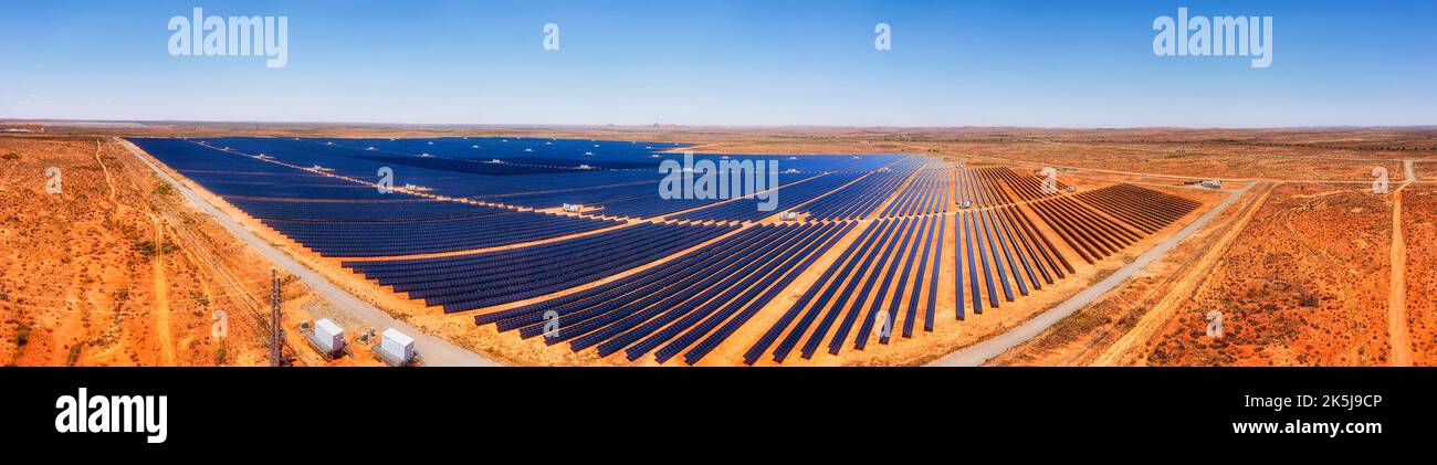 Massiccio impianto solare in terra rossa Outback australiano a Broken Hill - ampio panorama aereo. Foto Stock