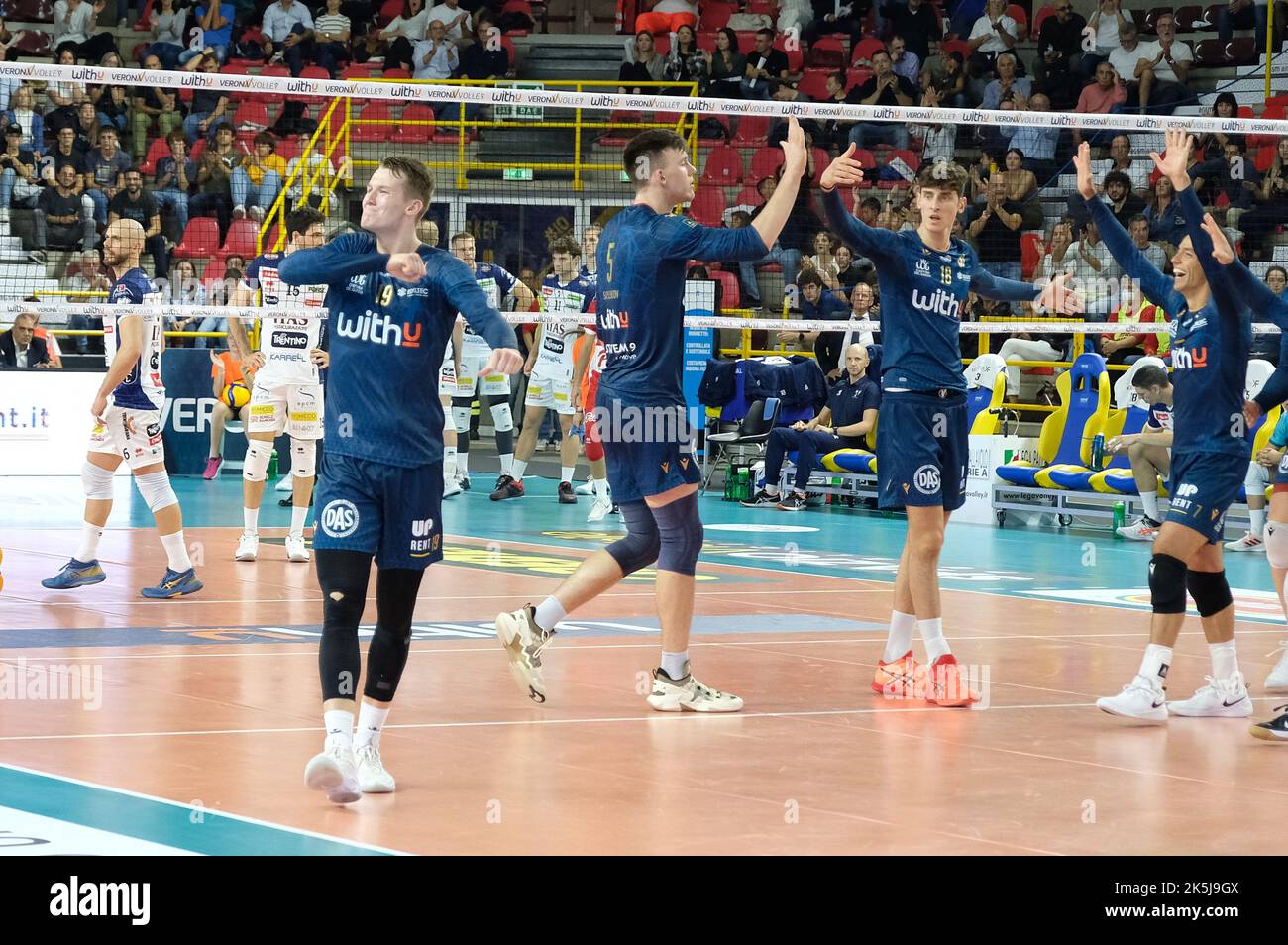 Pala AGSM-AIM, Verona, Italia, 08 ottobre 2022, Esultazione di Rok Mozic - WithU Verona durante WithU Verona vs ITAS Trentino - Volley Serie Italiana A Men Superleague Championship Foto Stock