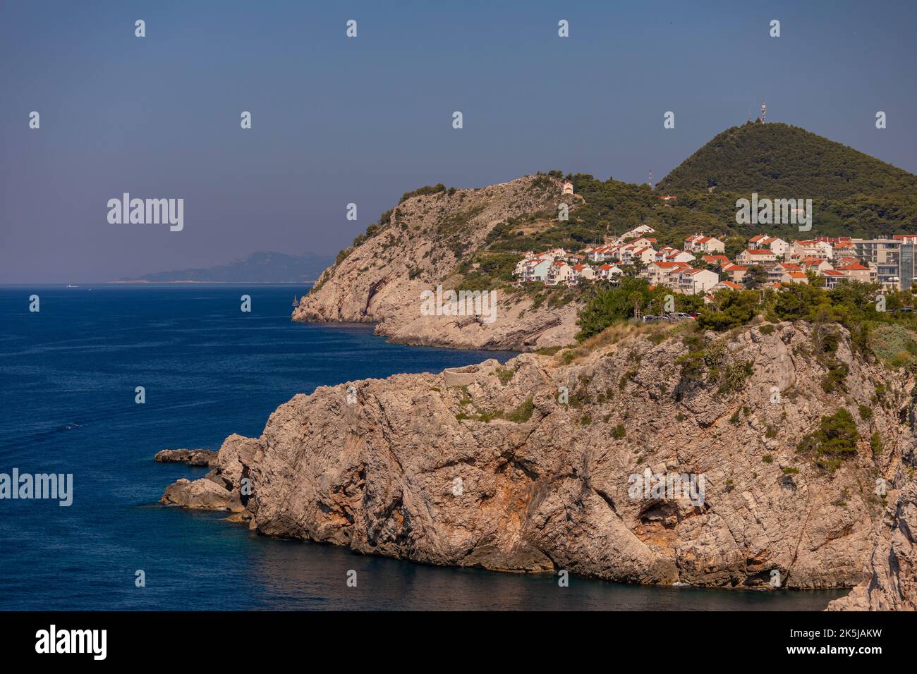 DUBROVNIK, CROAZIA, EUROPA - Watefront vicino alla città fortificata di Dubrovnik sulla costa della Dalmazione. Foto Stock