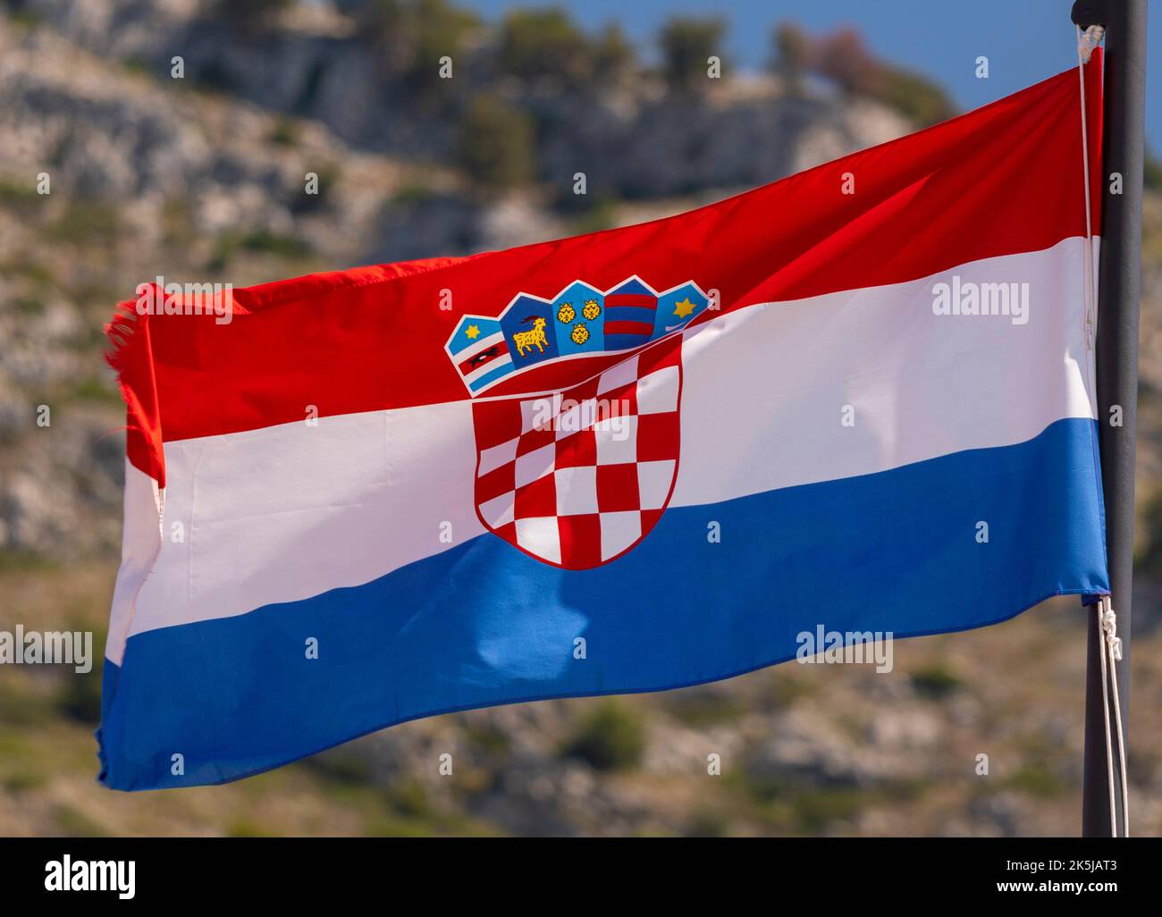 DUBROVNIK, CROAZIA, EUROPA - bandiera della Croazia in pole. Foto Stock