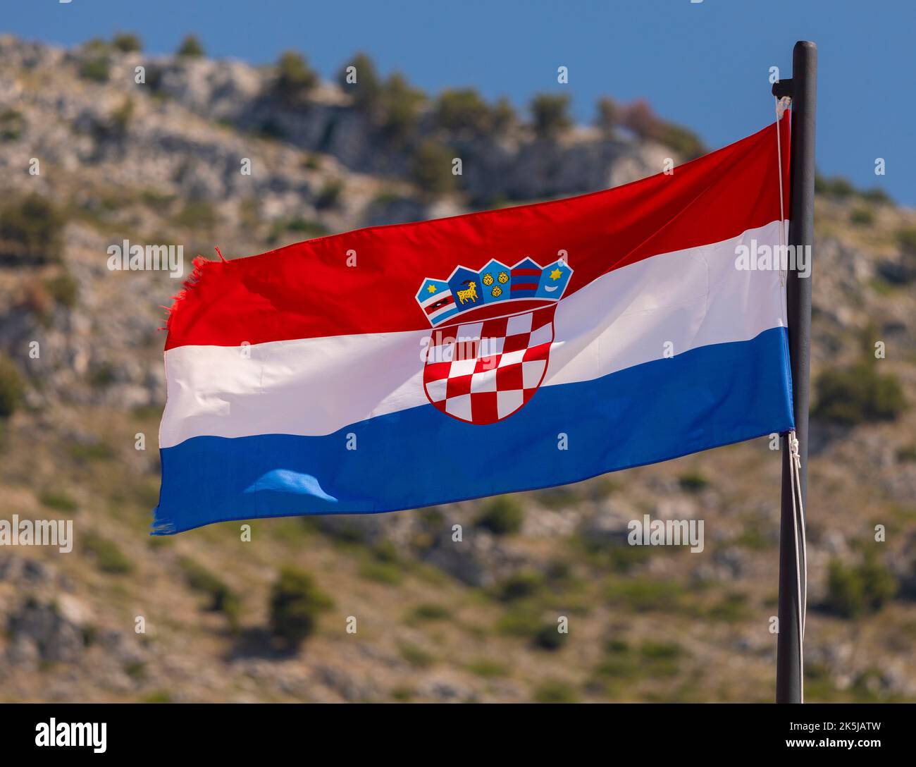 DUBROVNIK, CROAZIA, EUROPA - bandiera della Croazia in pole. Foto Stock