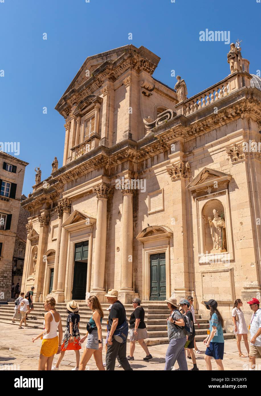 DUBROVNIK, CROAZIA, EUROPA - turisti nella città fortificata di Dubrovnik sulla costa della Dalmazione. Foto Stock