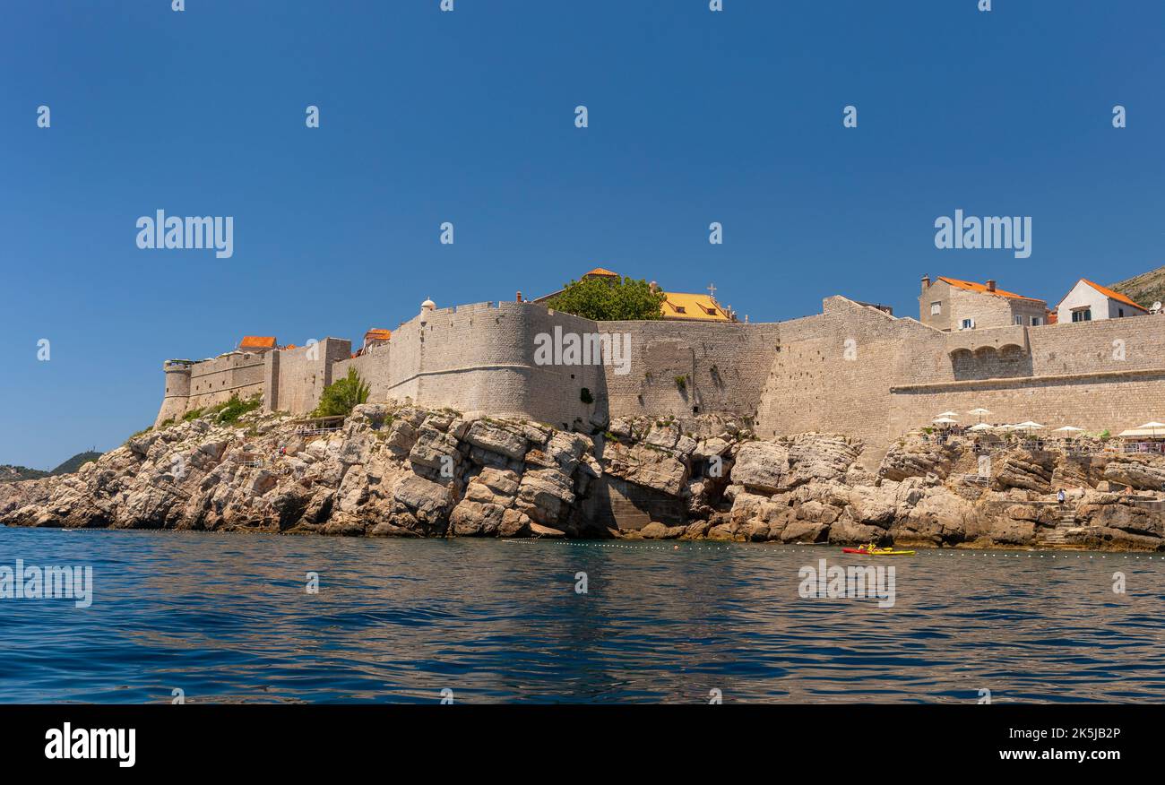DUBROVNIK, CROAZIA, EUROPA - Vista sul lungomare della città fortificata di Dubrovnik sulla costa della Dalmazione. Foto Stock