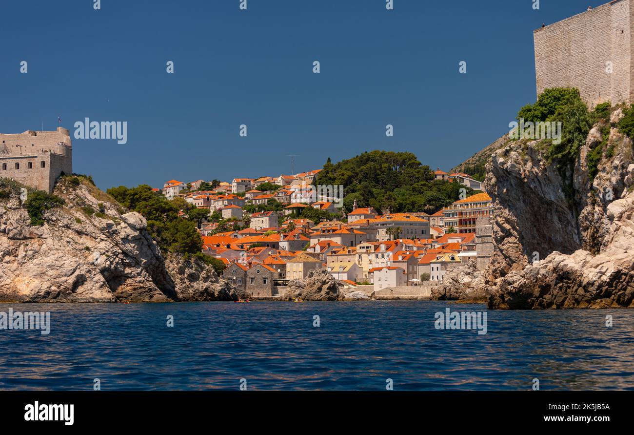 DUBROVNIK, CROAZIA, EUROPA - Lungomare che ospita la città fortificata di Dubrovnik sulla costa della Dalmazione. Foto Stock