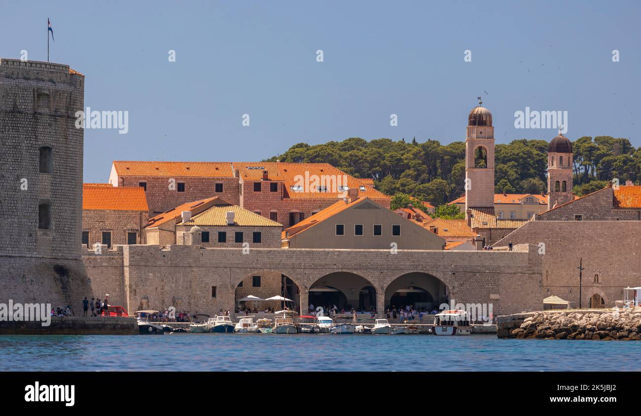 DUBROVNIK, CROAZIA, EUROPA - Porto nella città fortificata di Dubrovnik sulla costa della Dalmazione. Foto Stock