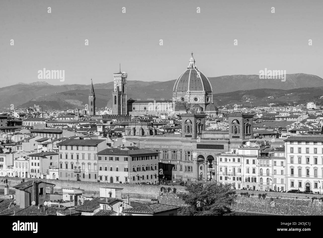La cupola rossa della cattedrale era allora la più grande al mondo, con un diametro di 45 metri e un'altezza di 100 metri, e divenne presto il simbolo di Firenze - Foto Stock