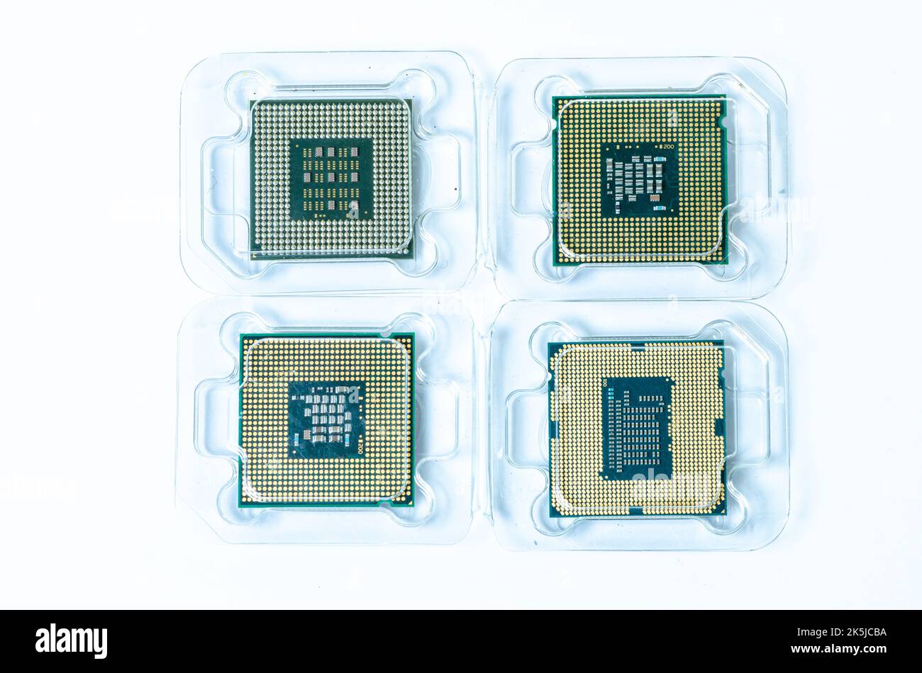 Processore per computer CPU unità di elaborazione centrale microchip isolato su sfondo bianco Chiudi il lato inferiore, contatto socket per personal computer Foto Stock