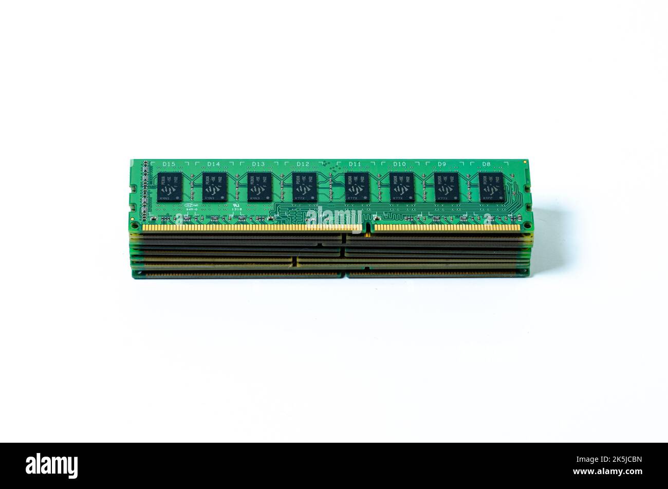 Scheda di memoria per computer primo piano socket di memoria su scheda server per computer RAM su sfondo bianco . sistema, memoria principale, memoria ad accesso casuale, onboard, com Foto Stock