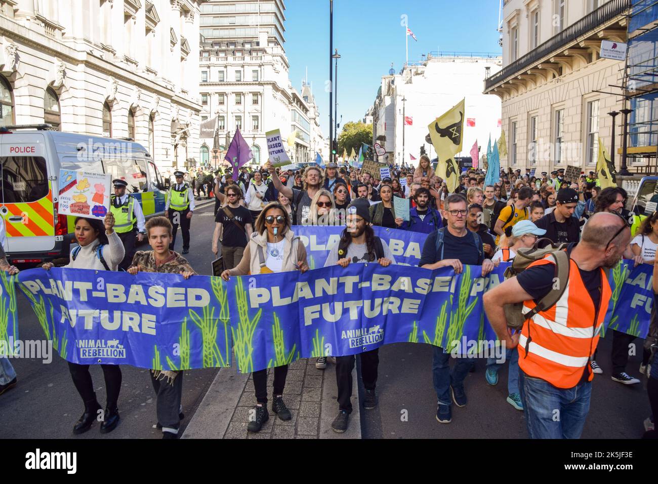 Londra, Regno Unito. 8th ottobre 2022. Gli attivisti della ribellione animale marciano nel Pall Mall. Il gruppo per i diritti degli animali ha marciato nel centro di Londra chiedendo la fine di tutte le forme di sfruttamento degli animali e di un futuro basato sulle piante. Credit: Vuk Valcic/Alamy Live News Foto Stock