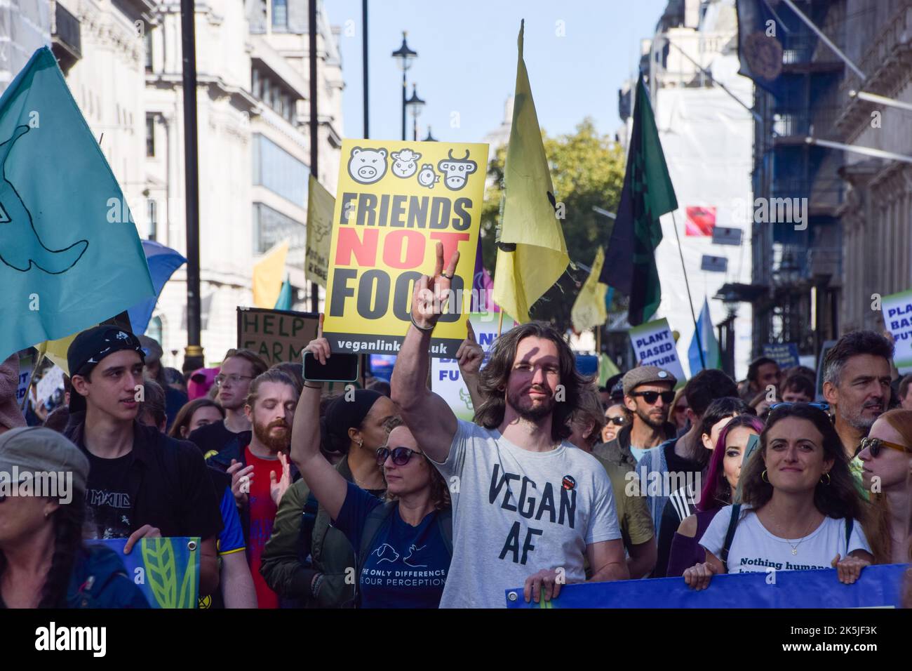 Londra, Regno Unito. 8th ottobre 2022. Gli attivisti della ribellione animale marciano nel Pall Mall. Il gruppo per i diritti degli animali ha marciato nel centro di Londra chiedendo la fine di tutte le forme di sfruttamento degli animali e di un futuro basato sulle piante. Credit: Vuk Valcic/Alamy Live News Foto Stock