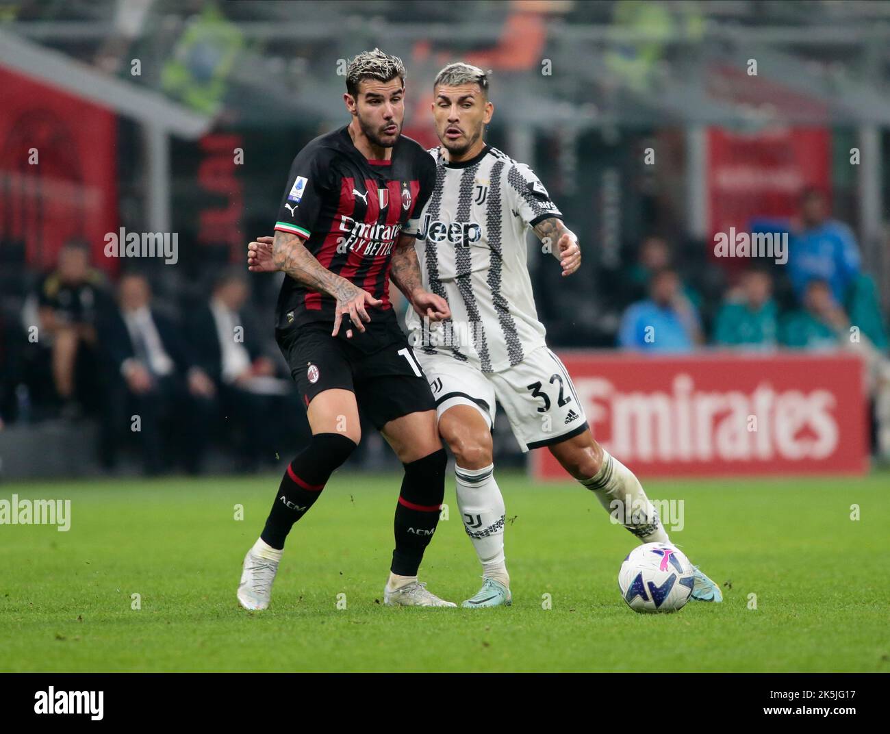 Leonardo Paredes della Juventus FC e Theo Hernandez della AC Milan durante  la Serie a Italiana, partita di calcio tra AC Milan e Juventus FC, il 08  ottobre 2022, allo Stadio San